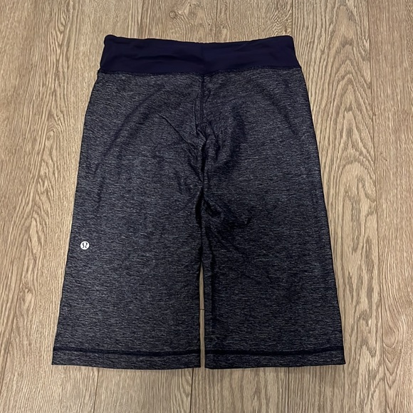 Lululemon shorts/crops 22” size 4 - Picture 2 of 4